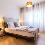 LovelyStay - Sunshine Residence in the Heart of Graça