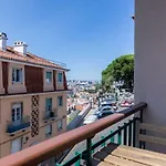 LovelyStay - Sunshine Residence in the Heart of Graça