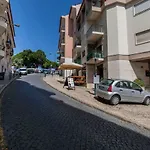 LovelyStay - Sunshine Residence in the Heart of Graça